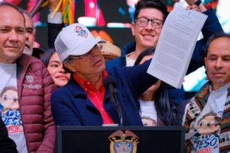 Petro decreta salario mínimo de $2 millones en Colombia para 2026