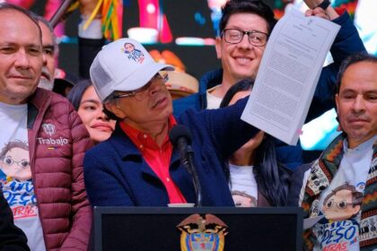 Petro decreta salario mínimo de $2 millones en Colombia para 2026
