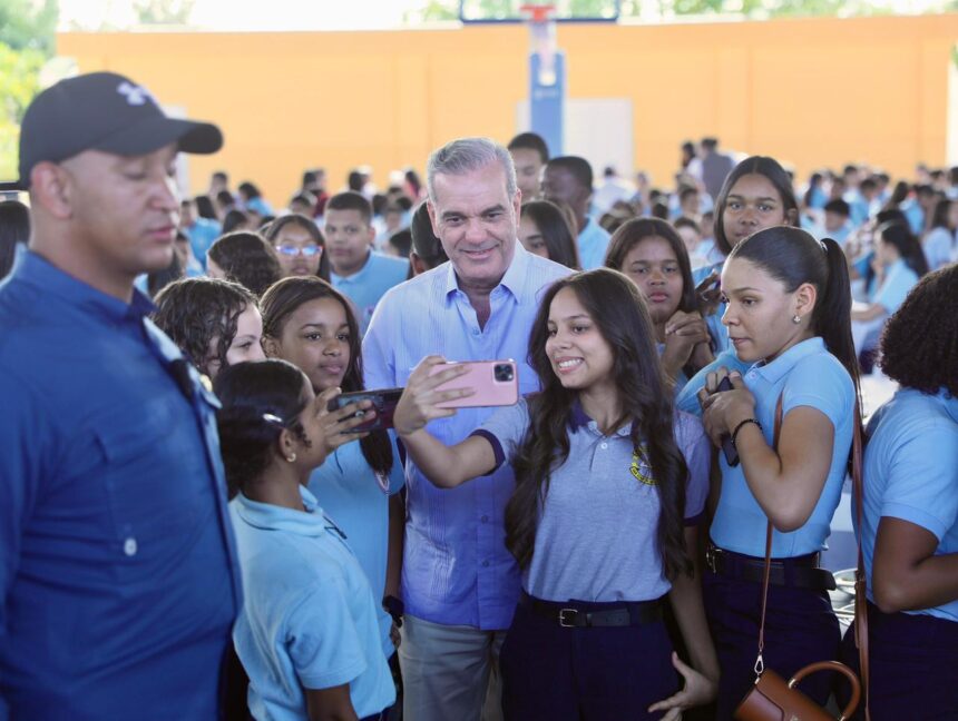 Abinader resalta impacto del hub digital de Google en la juventud