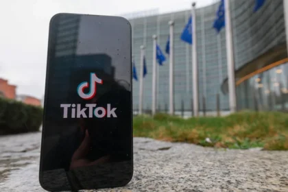 La Comisión Europea acusa a TikTok de diseño adictivo e ilegal