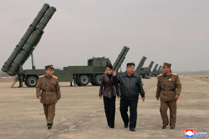 Kim Jong Un supervisa prueba de cohetes ante tensiones regionales