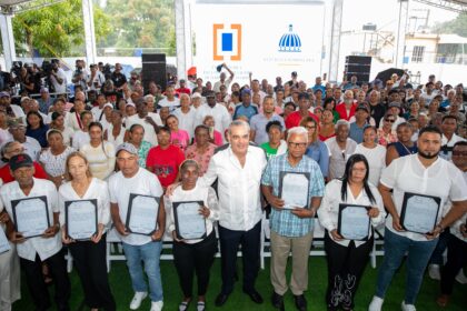 Abinader entrega 442 títulos de propiedad en Los Alcarrizos