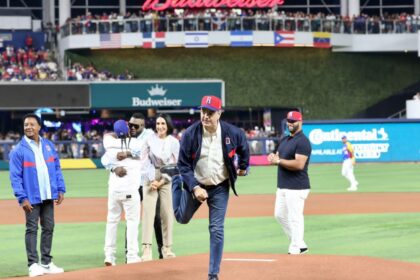 Luis Abinader, primer presidente en lanzar bola en Clásico Mundial