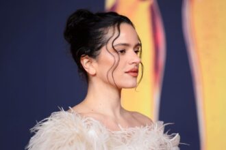 Rosalía lidera regreso del maquillaje noventero con Calvin Klein