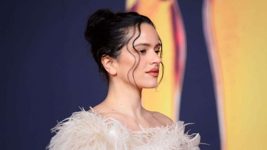 Rosalía lidera regreso del maquillaje noventero con Calvin Klein