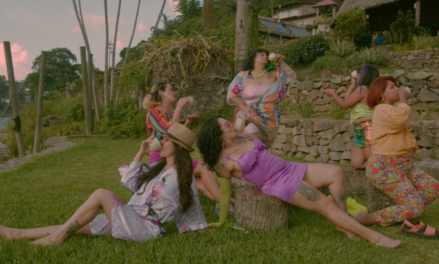 Raperas lanzan campaña “8M todo el año” contra industria musical