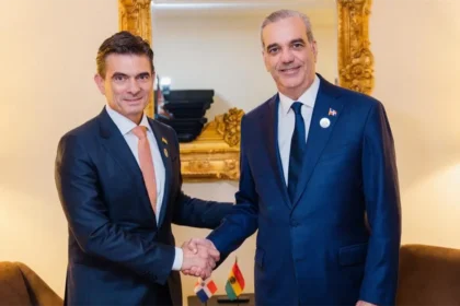 Abinader y Paz Pereira fortalecen lazos en cumbre de Miami