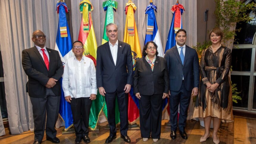 Abinader impulsa transparencia en clase magistral internacional