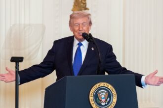 Trump prevé guerra con Irán de un mes, pero admite posible extensión