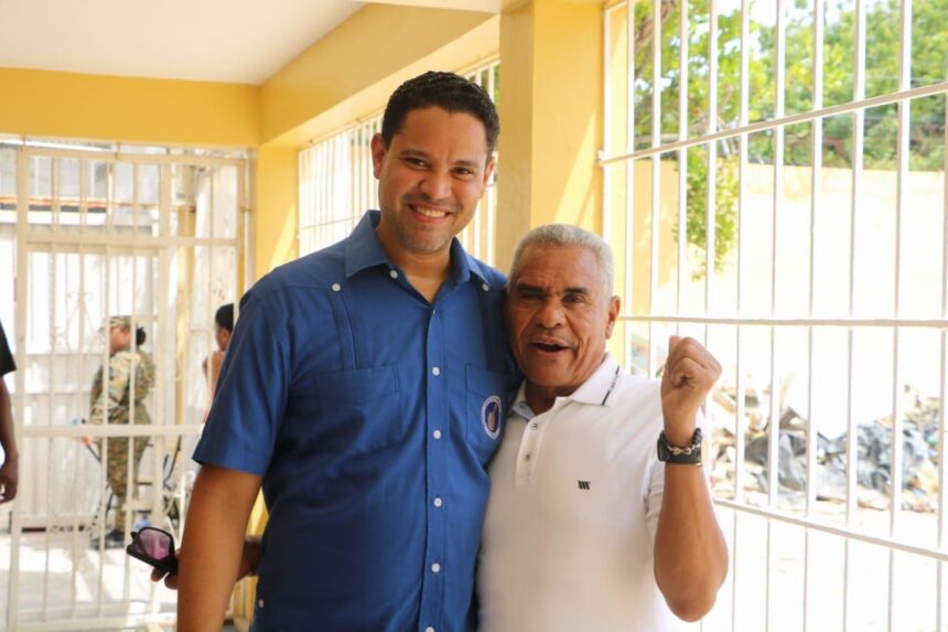 Rafael Amador formaliza candidatura a secretaría PRM Circunscripción 2