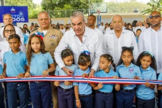 Abinader inaugura cancha techada escolar en Licey al Medio