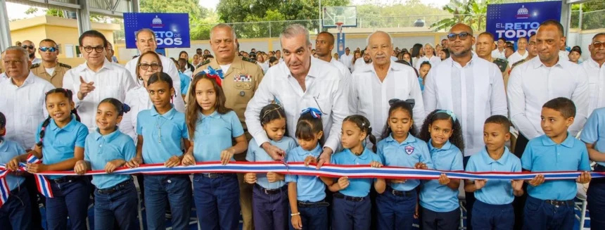 Abinader inaugura cancha techada escolar en Licey al Medio