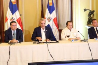 Abinader y empresarios analizan impacto del alza del petróleo