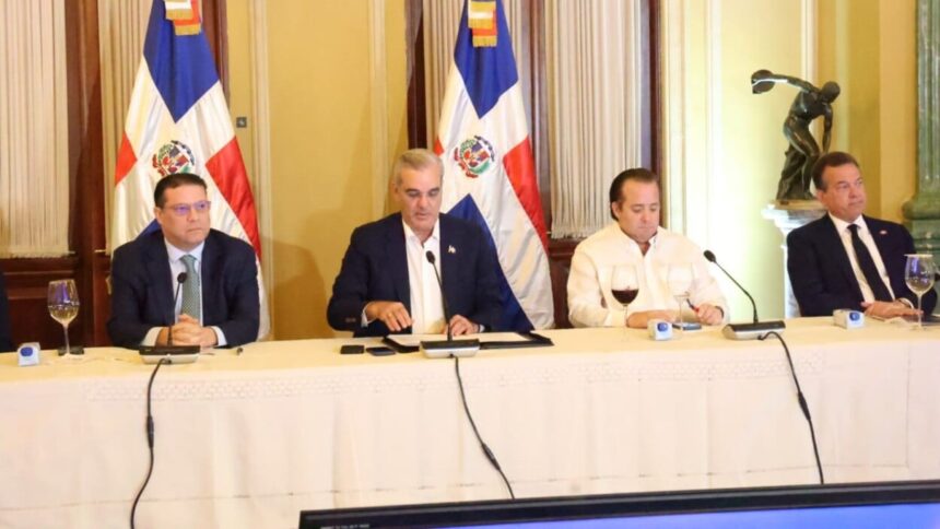 Abinader y empresarios analizan impacto del alza del petróleo