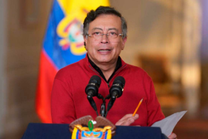 Multan a Petro por no rectificar acusaciones contra exgerente de Coosalud