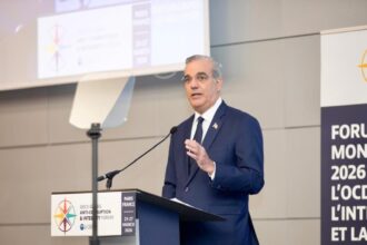 Abinader recibe plan estratégico para desarrollo de Peravia 2025-2055