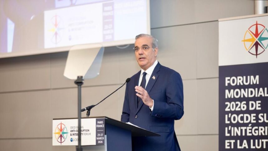 Abinader recibe plan estratégico para desarrollo de Peravia 2025-2055