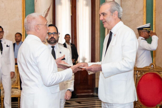 Abinader recibe a seis nuevos embajadores en República Dominicana