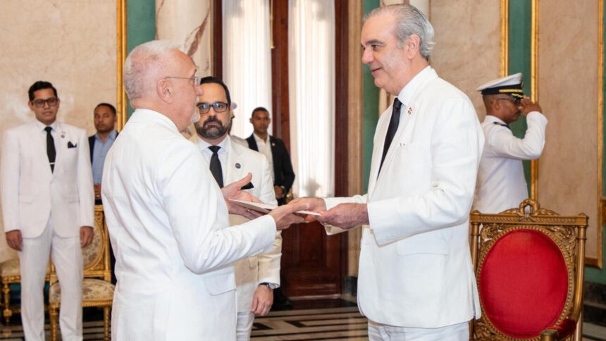 Abinader recibe a seis nuevos embajadores en República Dominicana