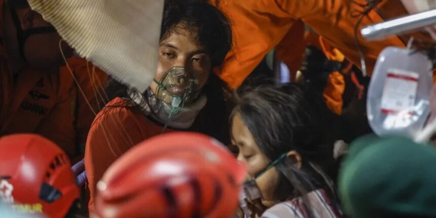 Mueren 15 mujeres en choque de tren en vagón exclusivo en Yakarta