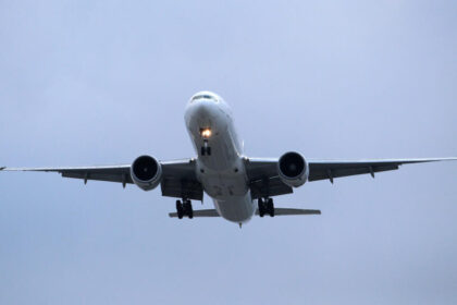 Aerolíneas de bajo costo cancelan vuelos por alza del combustible
