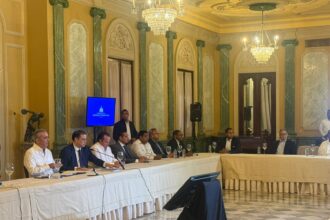 Gobierno y transportistas discuten alza de combustibles en reunión clave