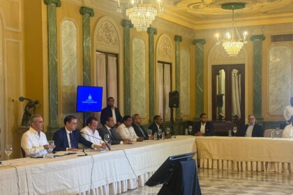Gobierno y transportistas discuten alza de combustibles en reunión clave