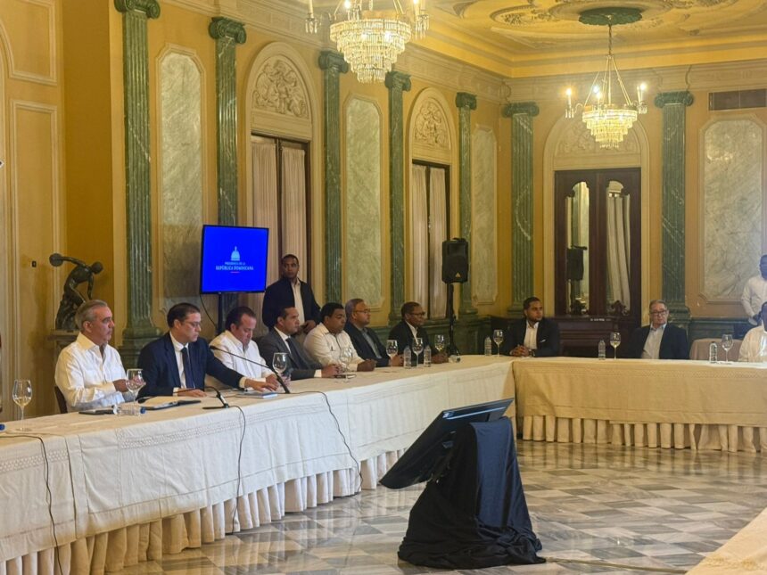 Gobierno y transportistas discuten alza de combustibles en reunión clave