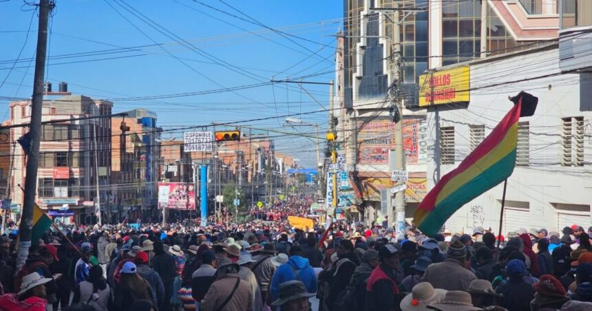 Crisis en Bolivia: masivas protestas cercan el Palacio de Gobierno
